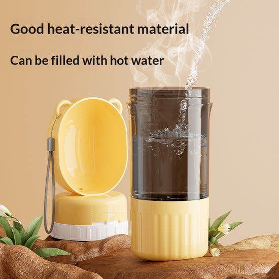 Botella de agua portátil para perros fabricada con material resistente al calor, perfecta para aventuras al aire libre.