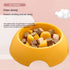 Comedero lento de colores para perros lleno de pienso, diseñado para que tu mascota coma más despacio y con calma.