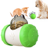 Juguete dispensador de premios interactivo para mascotas, de diseño verde y lleno de chucherías, entreteniendo a un gato y un perro.