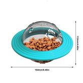Pelota dispensadora de premios interactiva para perros llena de pienso, con cúpula transparente y base azul, ideal para comer jugando.